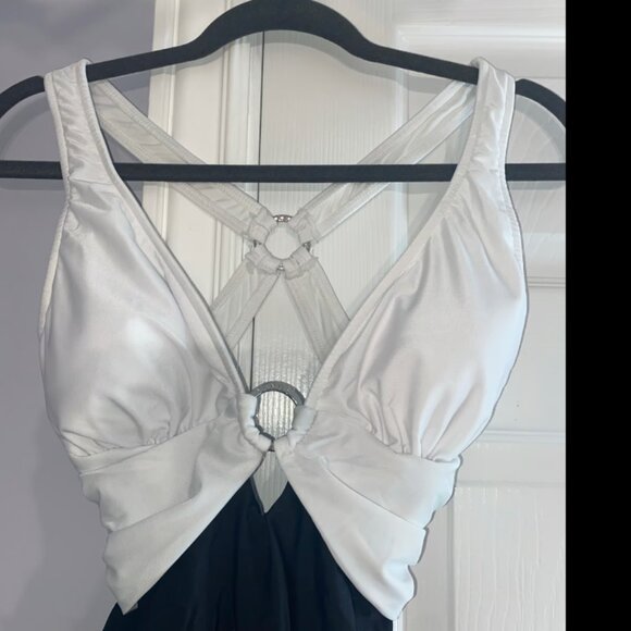Size women's 10 Venus crisscross one-piece swimsuit in black and white, swimwear - Picture 3 of 7